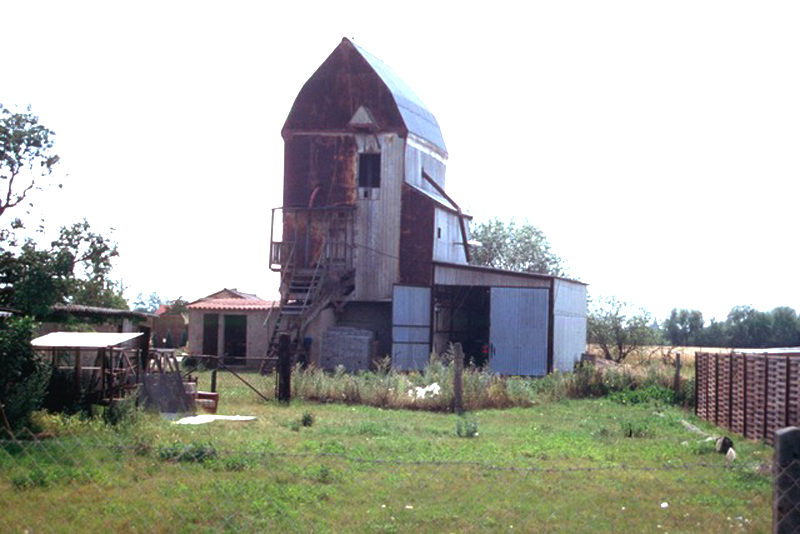 Alte mit Blech verkleidete Bockwindmühle